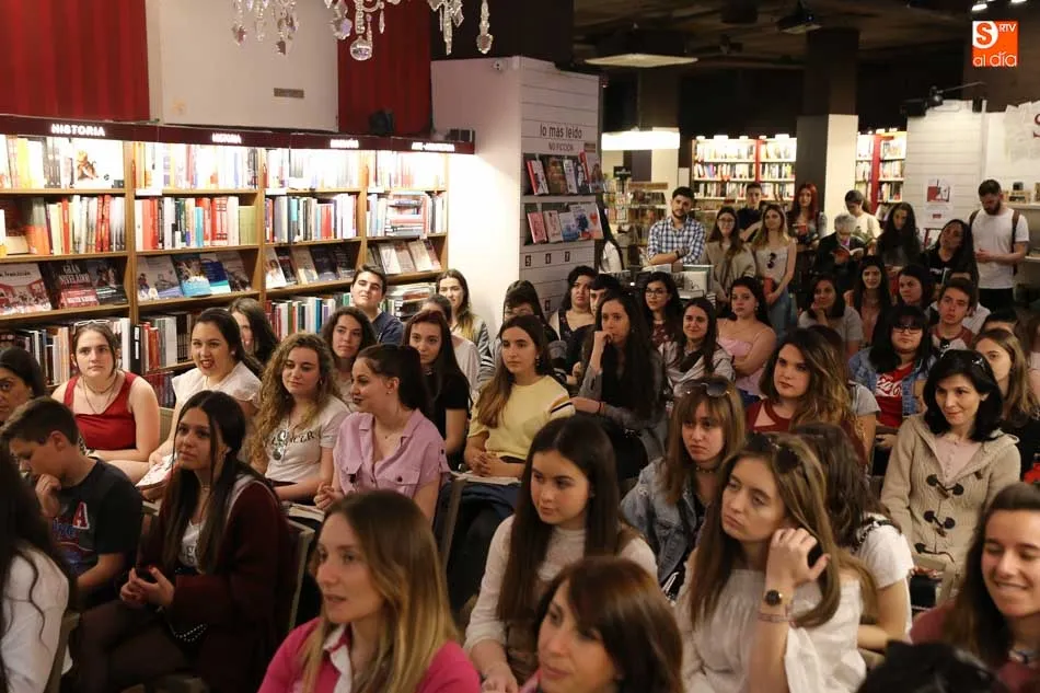 Foto 5 - Miguel Gane deleita a un entregado p&uacute;blico con sus versos