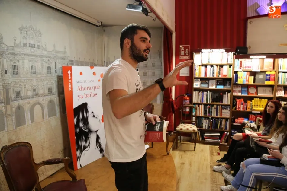 Foto 4 - Miguel Gane deleita a un entregado p&uacute;blico con sus versos