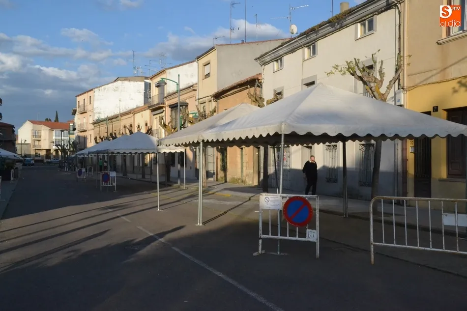Las casetas empiezan a poblar la calle Lorenza Iglesias  