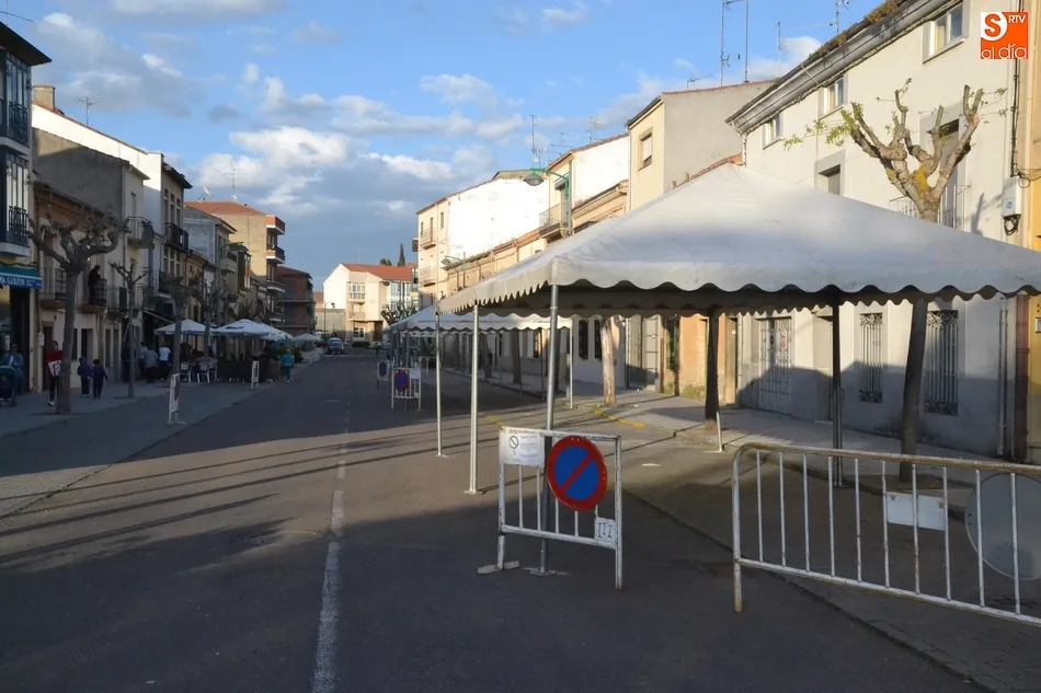 Foto 2 - Las casetas empiezan a poblar la calle Lorenza Iglesias  