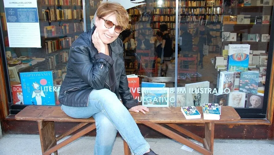 La periodista y escritora, junto a la librería.