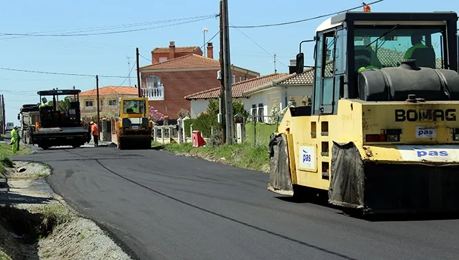 Los trabajos de pavimentación del Camino de las Verónicas se han retomado este jueves
