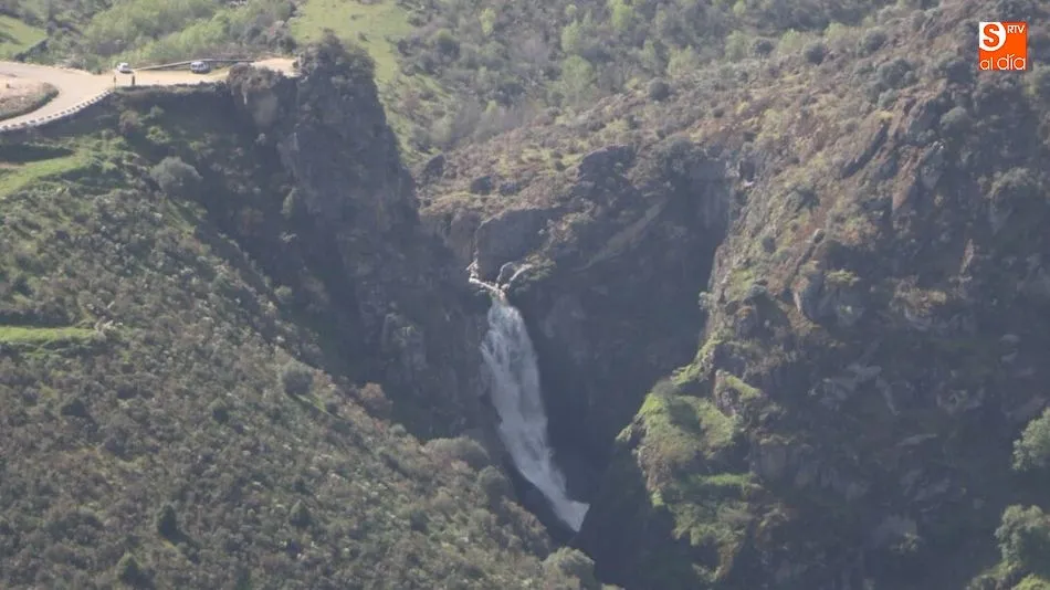 Cachón del Camaces, imponente cascada natural encajada entre dos bloques de granito