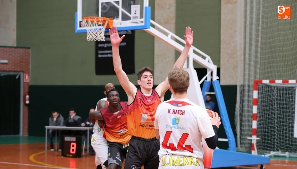 Un jugador de Aquimisa, en labores defensivas, en el encuentro ante Gijón.