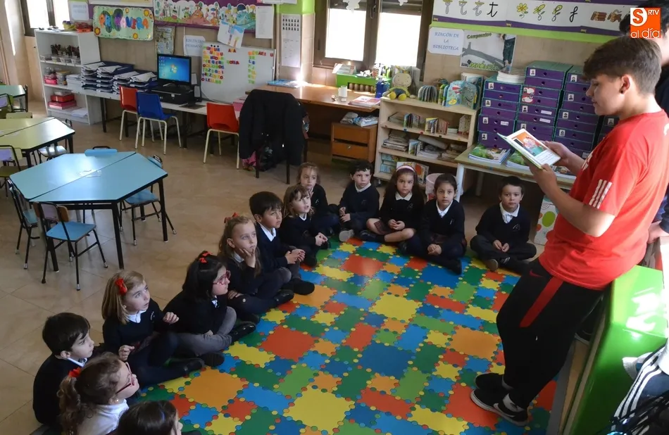 Los alumnos más mayores de Misioneras-Santa Teresa leen cuentos a los más pequeños  