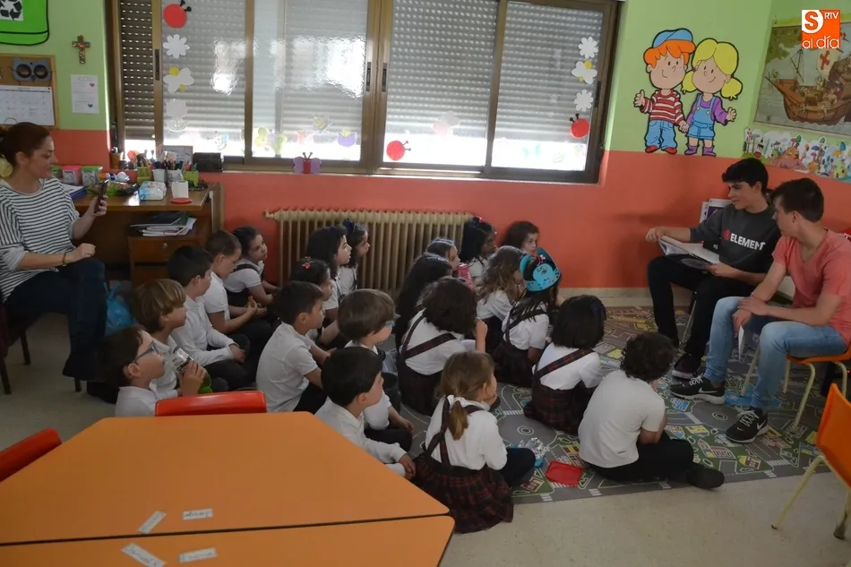 Foto 3 - Los alumnos m&aacute;s mayores de Misioneras-Santa Teresa leen cuentos a los m&aacute;s peque&ntilde;os  