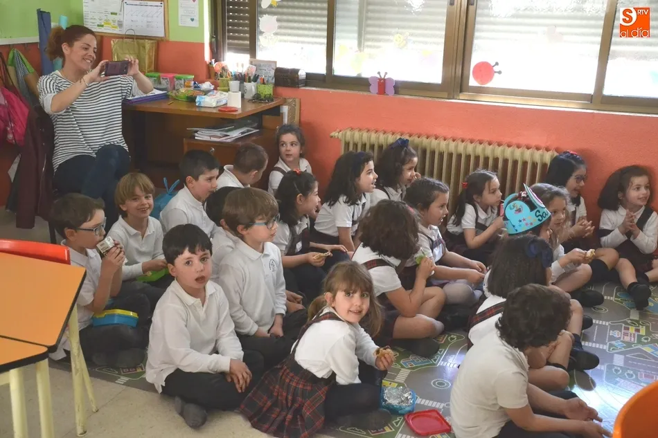 Foto 2 - Los alumnos m&aacute;s mayores de Misioneras-Santa Teresa leen cuentos a los m&aacute;s peque&ntilde;os  