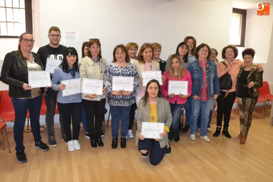 Una docena de personas finaliza su formación en la atención sociosanitaria en instituciones...