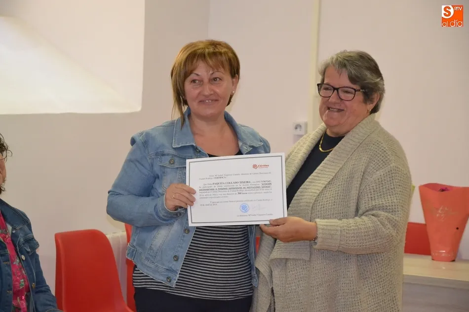 Foto 6 - Una docena de personas finaliza su formaci&oacute;n en la atenci&oacute;n sociosanitaria en instituciones...