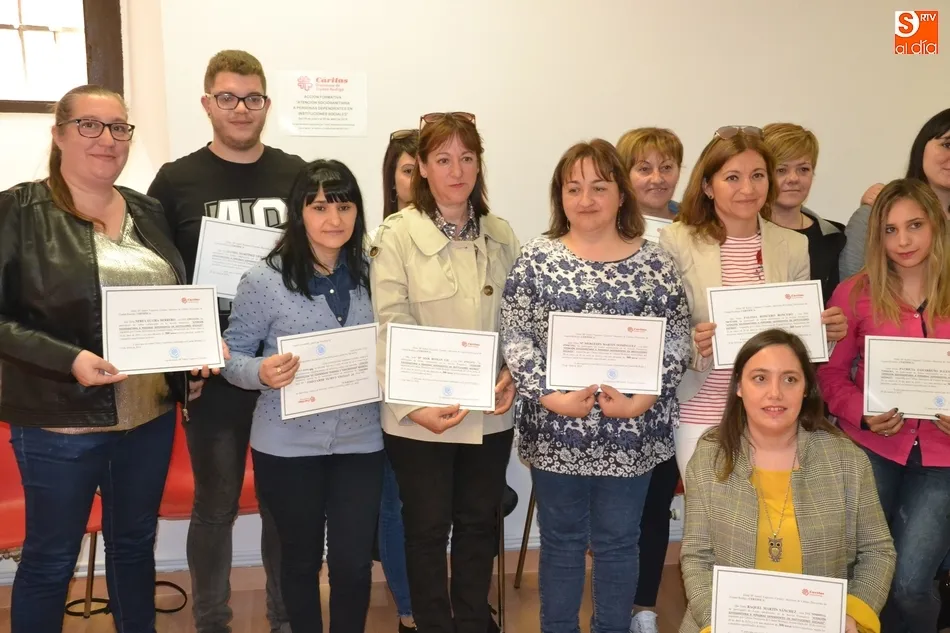 Foto 4 - Una docena de personas finaliza su formaci&oacute;n en la atenci&oacute;n sociosanitaria en instituciones...