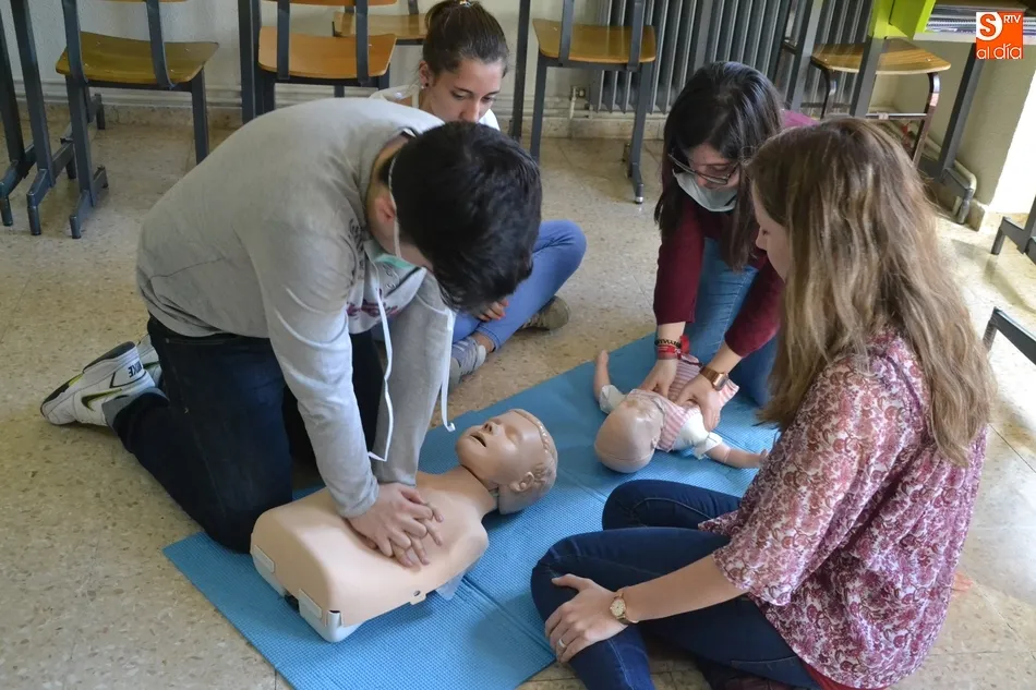 Alumnos de Misioneras-Santa Teresa y del Seminario practican la reanimación cardiopulmonar  