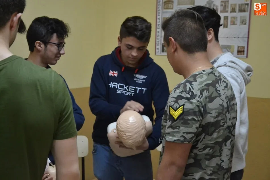 Foto 11 - Alumnos de Misioneras-Santa Teresa y del Seminario practican la reanimaci&oacute;n cardiopulmonar  