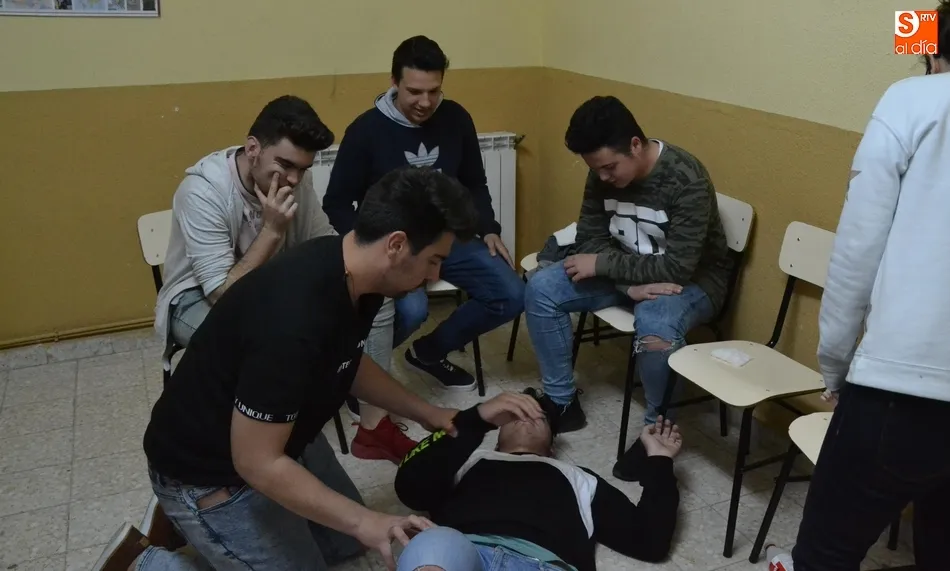 Foto 9 - Alumnos de Misioneras-Santa Teresa y del Seminario practican la reanimaci&oacute;n cardiopulmonar  