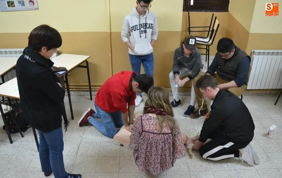Foto 8 - Alumnos de Misioneras-Santa Teresa y del Seminario practican la reanimaci&oacute;n cardiopulmonar  