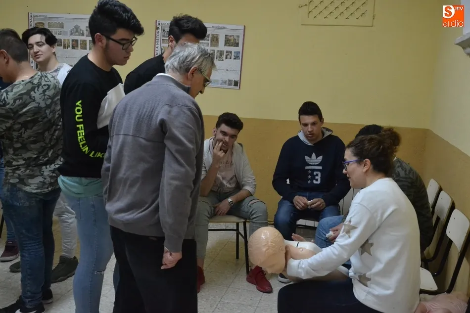 Foto 6 - Alumnos de Misioneras-Santa Teresa y del Seminario practican la reanimaci&oacute;n cardiopulmonar  