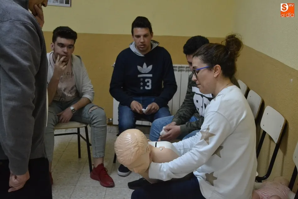 Foto 7 - Alumnos de Misioneras-Santa Teresa y del Seminario practican la reanimaci&oacute;n cardiopulmonar  