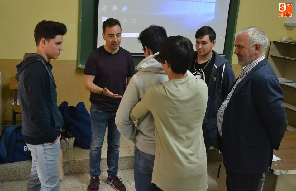 Foto 4 - Alumnos de Misioneras-Santa Teresa y del Seminario practican la reanimaci&oacute;n cardiopulmonar  