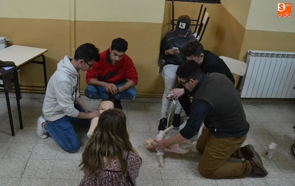 Foto 2 - Alumnos de Misioneras-Santa Teresa y del Seminario practican la reanimaci&oacute;n cardiopulmonar  