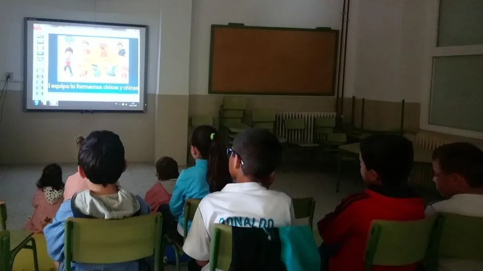 Los alumnos del CRA Pérez Villanueva de Barruecopardo durante la charla ofrecida este viernes