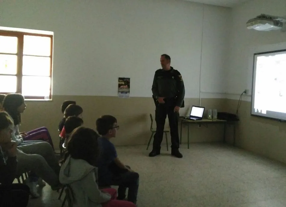 Foto 4 - Interesante charla sobre el acoso escolar y los riesgos en Internet en el colegio de Barruecopardo  