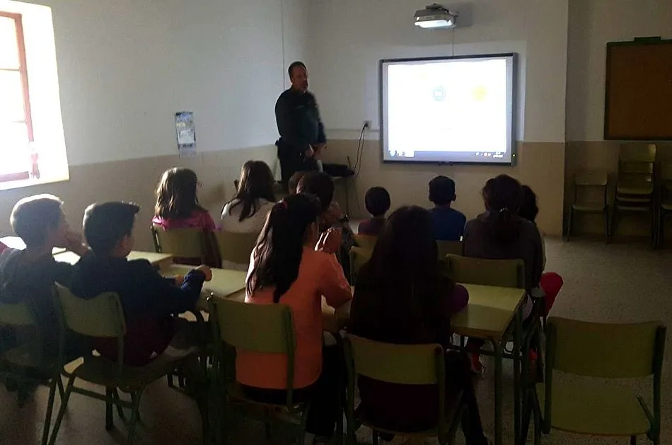 Foto 3 - Interesante charla sobre el acoso escolar y los riesgos en Internet en el colegio de Barruecopardo  