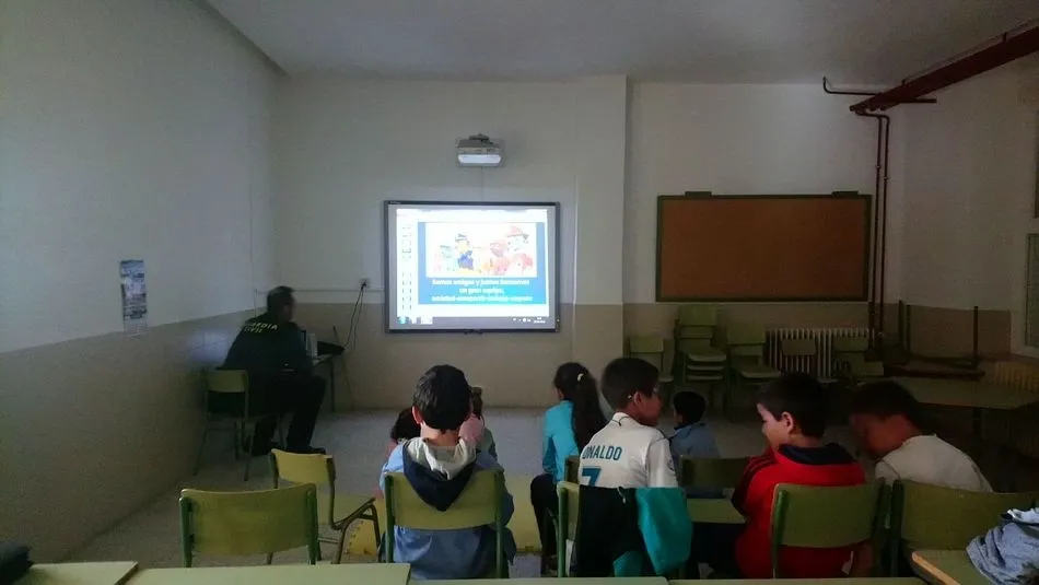 Foto 2 - Interesante charla sobre el acoso escolar y los riesgos en Internet en el colegio de Barruecopardo  