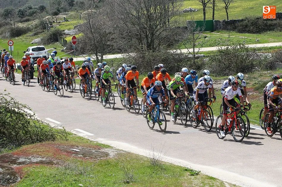Foto 10 - La Vuelta Ciclista a Castilla y Le&oacute;n llena de color el sur de la provincia