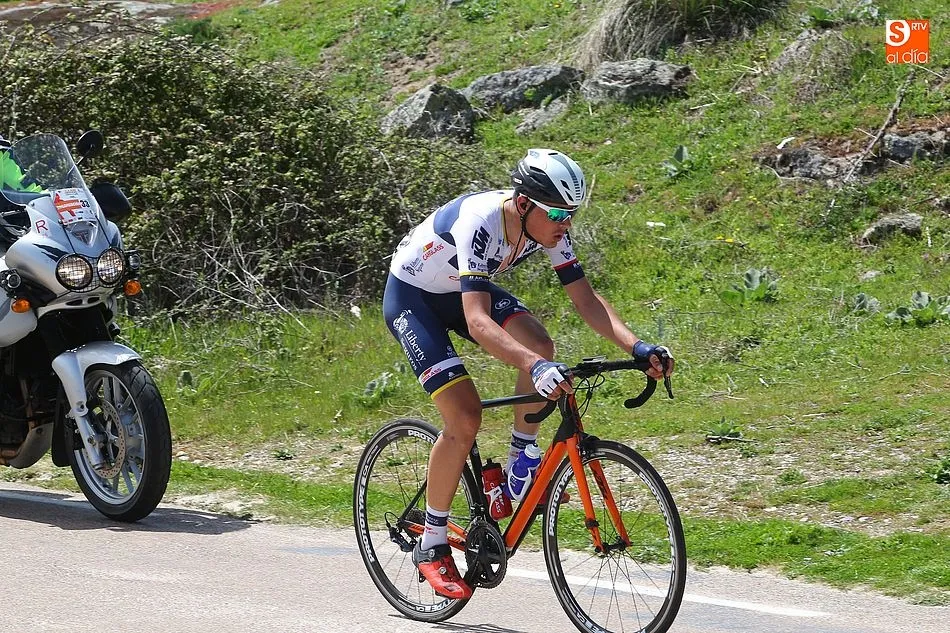 Foto 9 - La Vuelta Ciclista a Castilla y Le&oacute;n llena de color el sur de la provincia