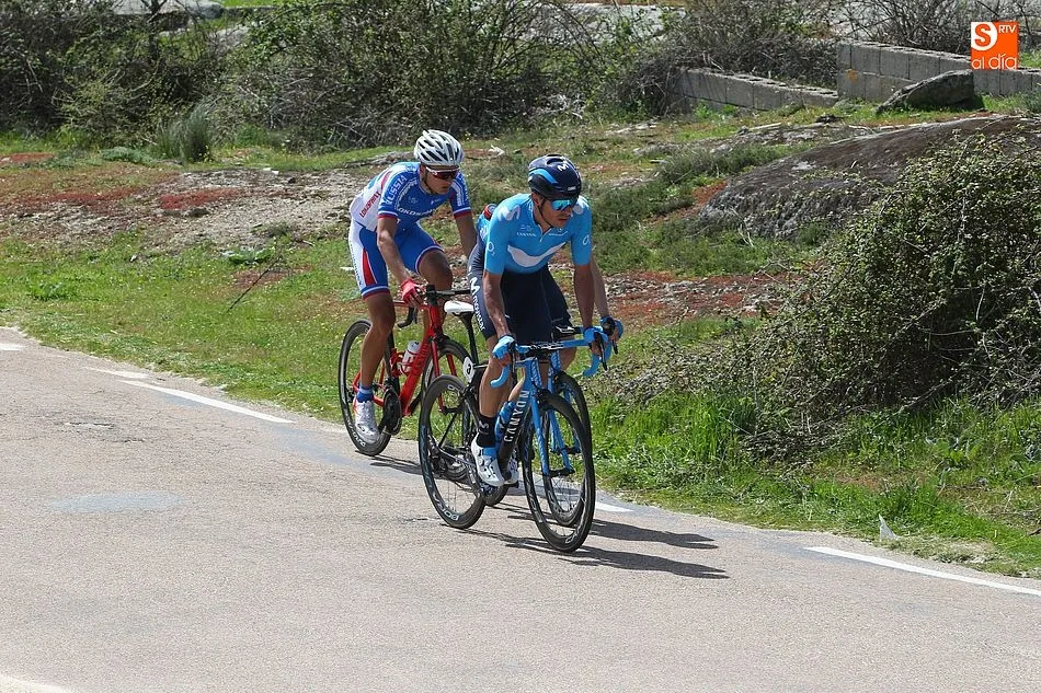 Foto 8 - La Vuelta Ciclista a Castilla y Le&oacute;n llena de color el sur de la provincia