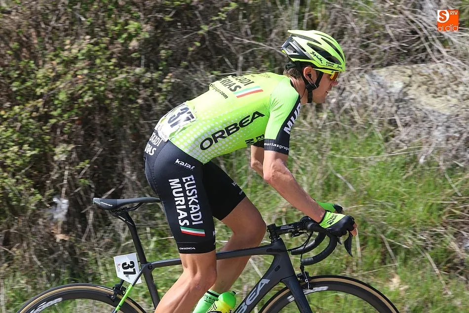 Foto 6 - La Vuelta Ciclista a Castilla y Le&oacute;n llena de color el sur de la provincia