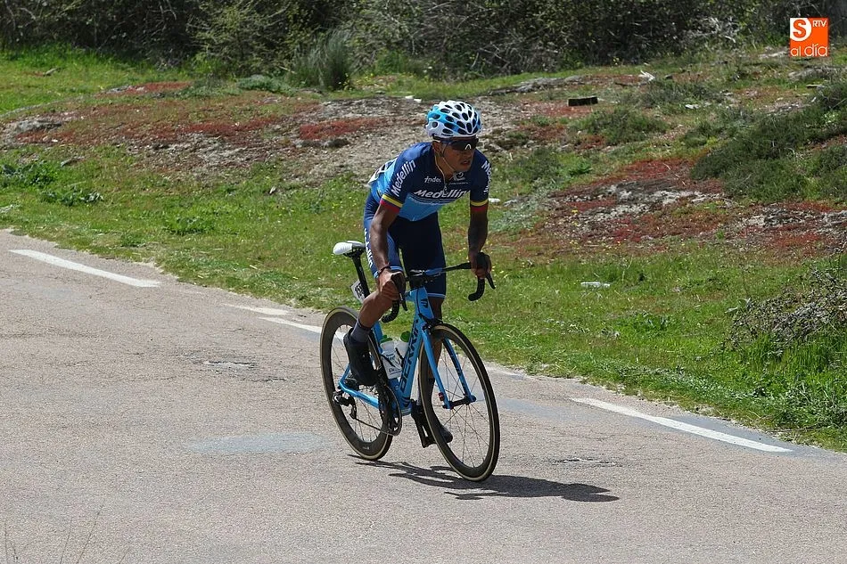 Foto 5 - La Vuelta Ciclista a Castilla y Le&oacute;n llena de color el sur de la provincia