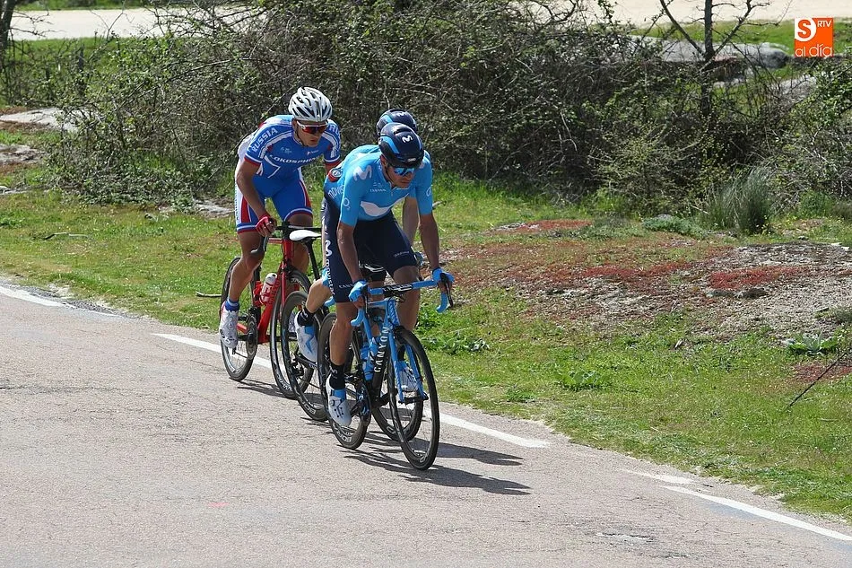 Foto 4 - La Vuelta Ciclista a Castilla y Le&oacute;n llena de color el sur de la provincia
