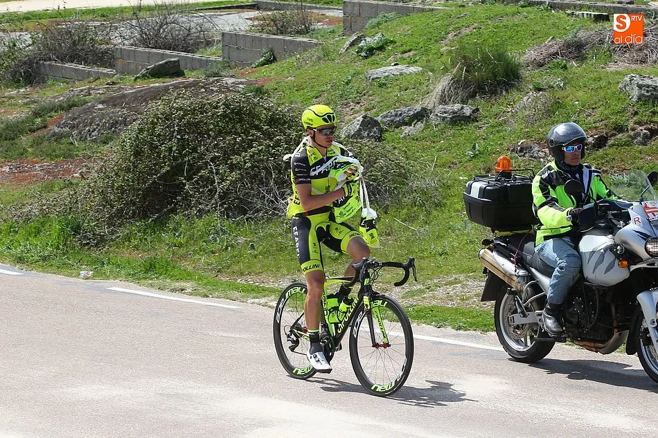 Foto 3 - La Vuelta Ciclista a Castilla y Le&oacute;n llena de color el sur de la provincia