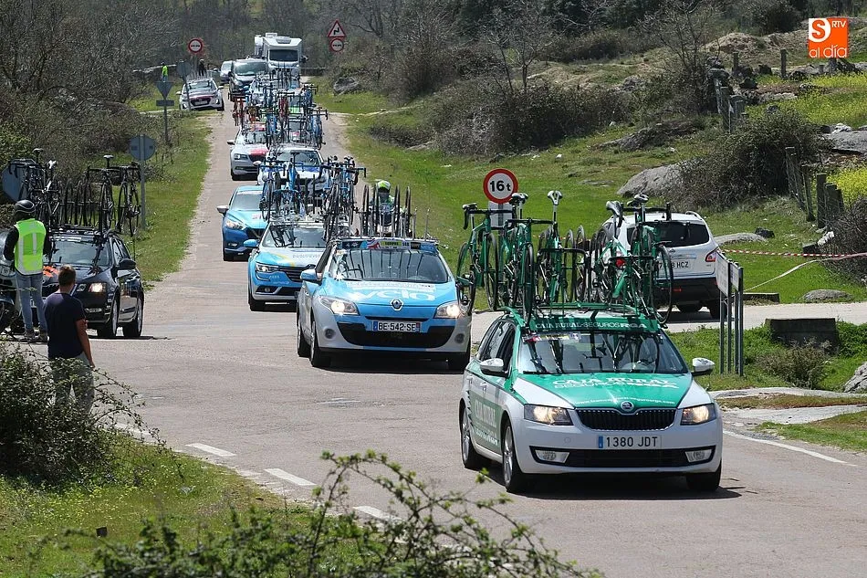 Foto 2 - La Vuelta Ciclista a Castilla y Le&oacute;n llena de color el sur de la provincia