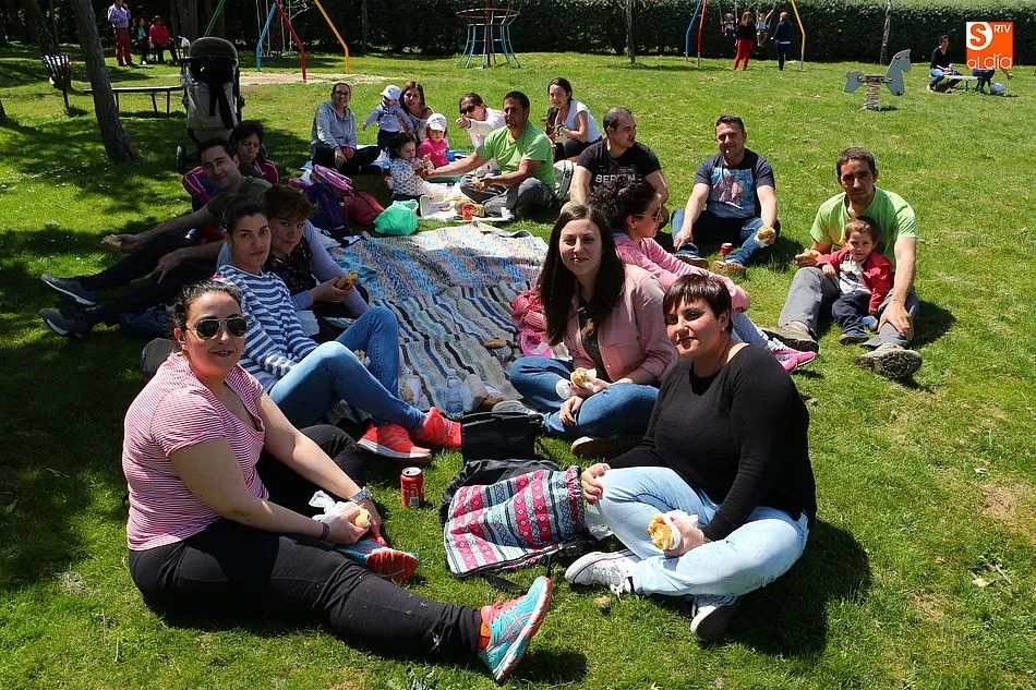 Alumnos, profesores y familiares degustaron juntos el solidario bocata en el parque municipal de Los Santos