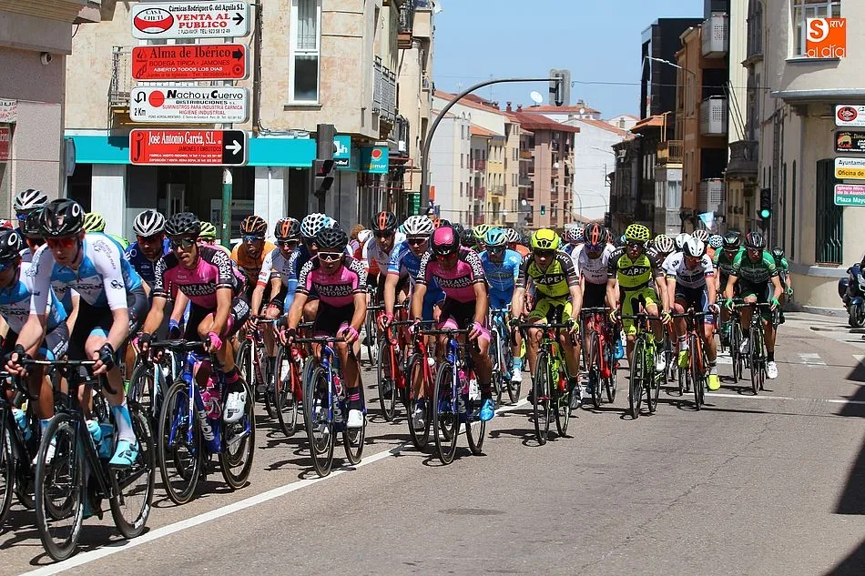 El pelotón, a su paso por la villa chacinera. Fotos: Kiko Robles