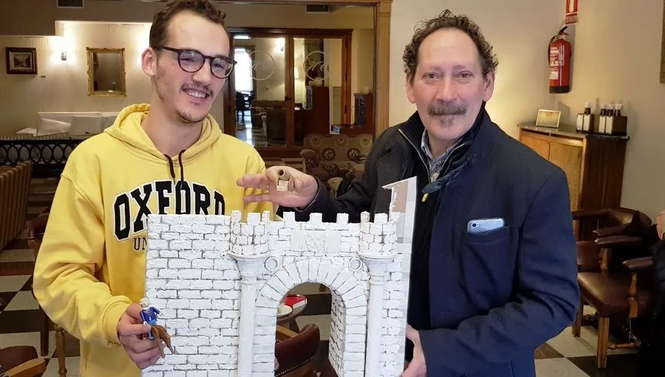 Vicente y Carlos junto a parte de la maqueta de la Puerta de la Villa