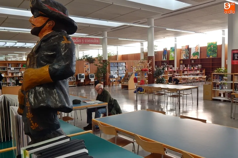 Planta principal de la Torrente Ballester, en Garrido, destinada a biblioteca con sus diferentes secciones.