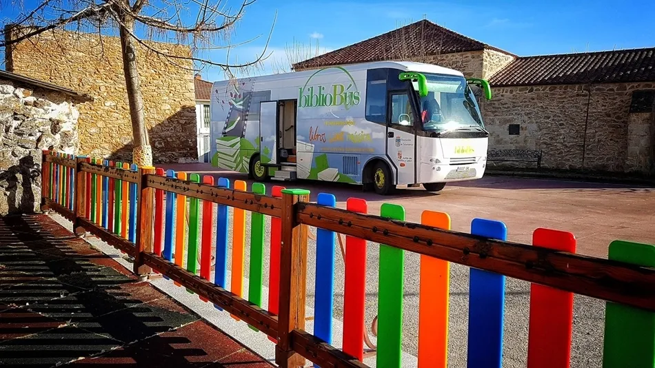 Bibliobús de la Diputación, en el municipio de Juzbado.