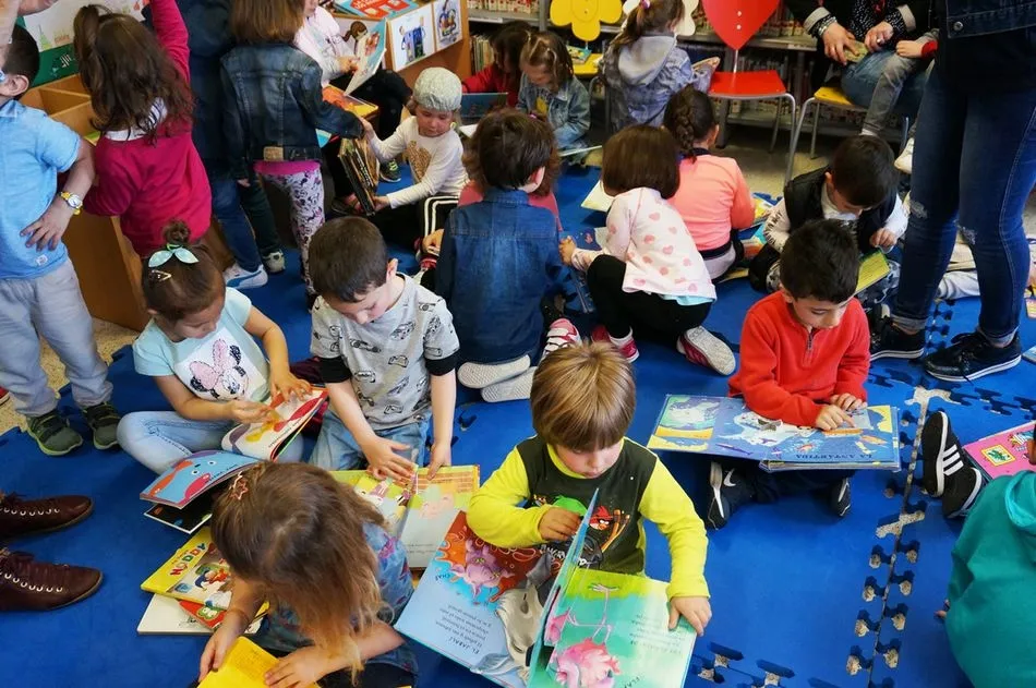 Foto 11 - Los alumnos de Infantil del CEIP Villares de la Reina visitan la biblioteca  