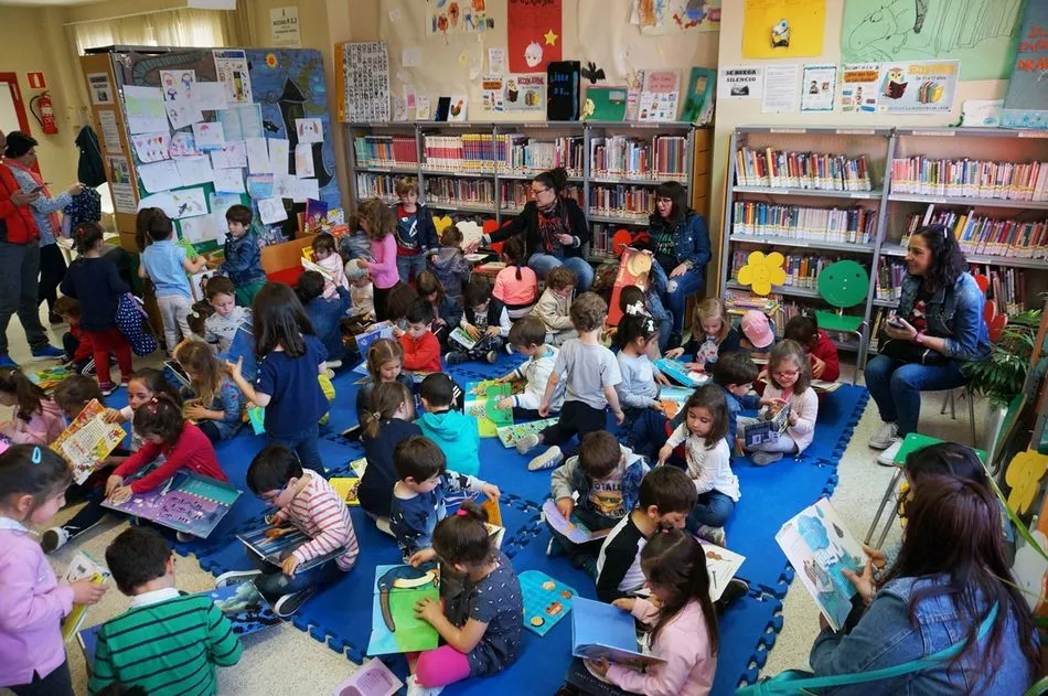 Foto 9 - Los alumnos de Infantil del CEIP Villares de la Reina visitan la biblioteca  