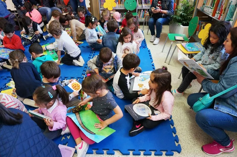 Foto 7 - Los alumnos de Infantil del CEIP Villares de la Reina visitan la biblioteca  