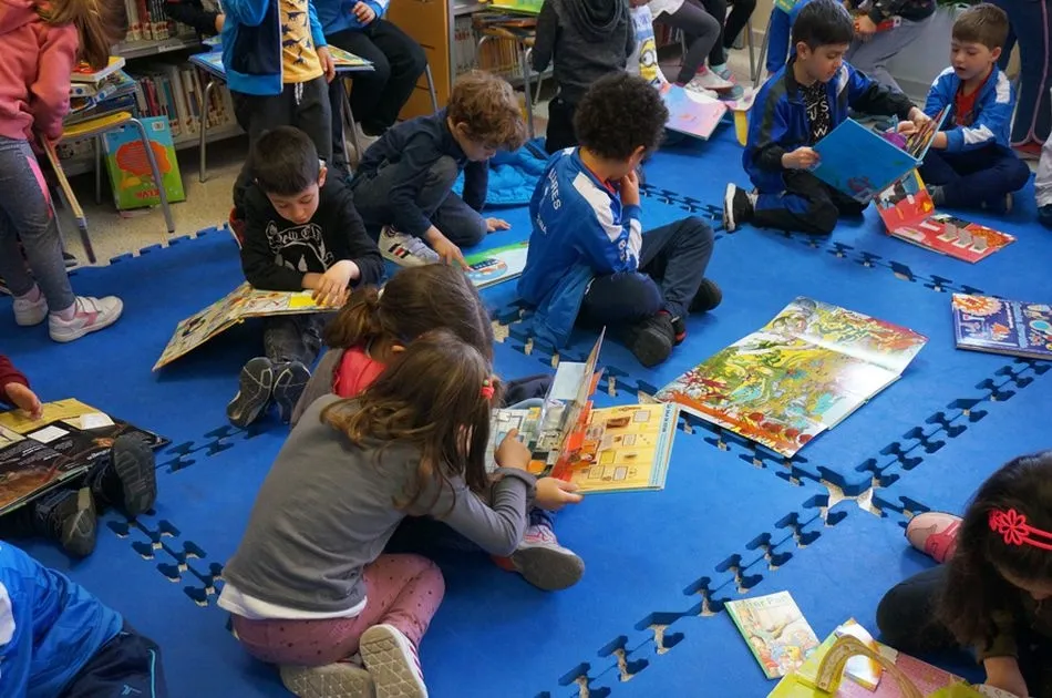 Foto 4 - Los alumnos de Infantil del CEIP Villares de la Reina visitan la biblioteca  
