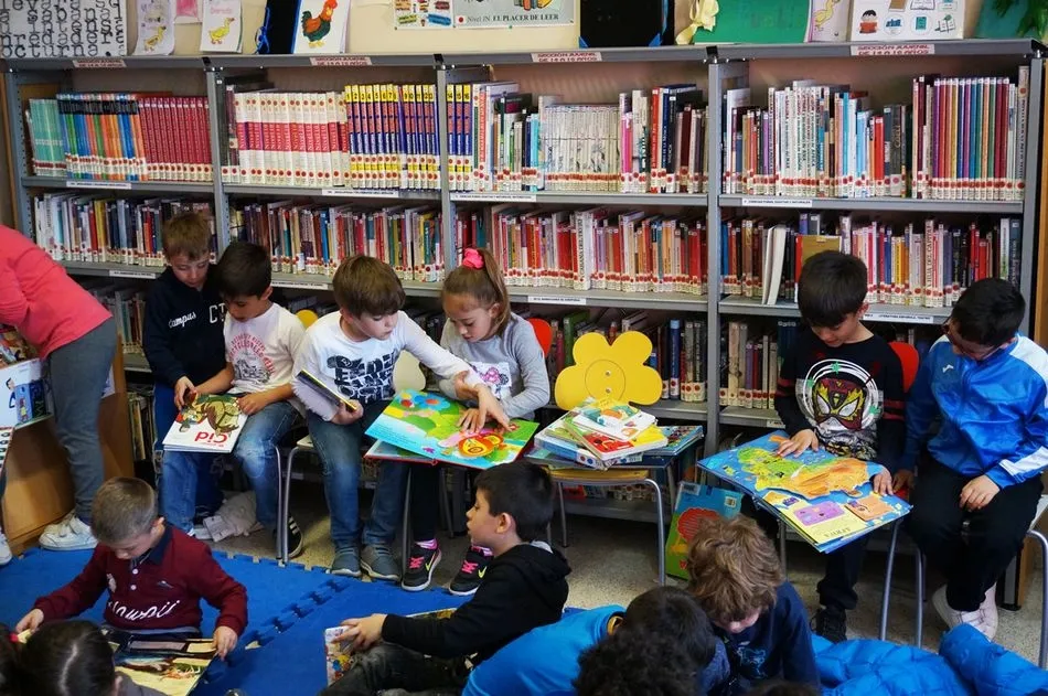 Foto 2 - Los alumnos de Infantil del CEIP Villares de la Reina visitan la biblioteca  
