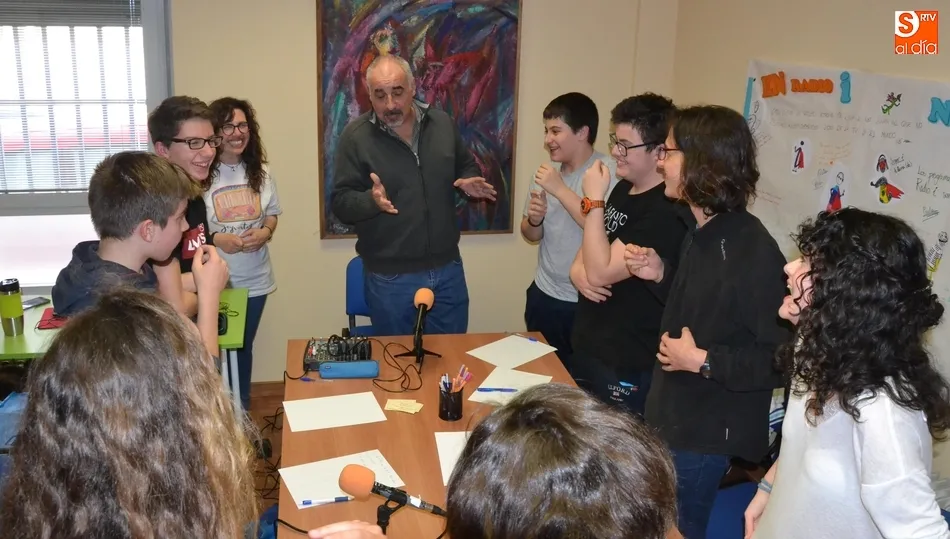 Foto 6 - Los j&oacute;venes de Radio i realizan un especial con entrevistas con motivo del D&iacute;a del Libro  