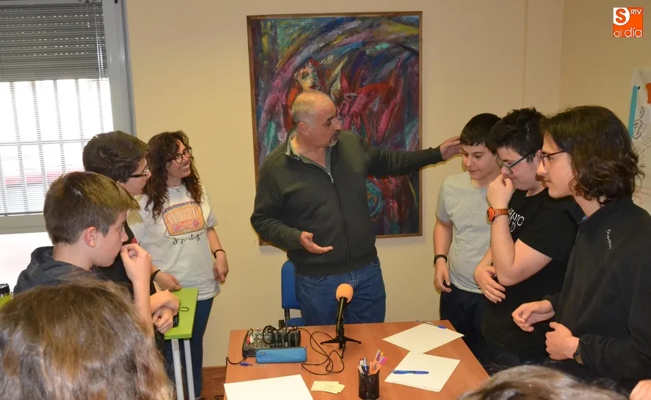 Foto 5 - Los j&oacute;venes de Radio i realizan un especial con entrevistas con motivo del D&iacute;a del Libro  