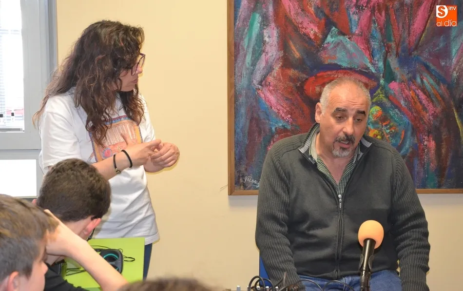 Foto 2 - Los j&oacute;venes de Radio i realizan un especial con entrevistas con motivo del D&iacute;a del Libro  