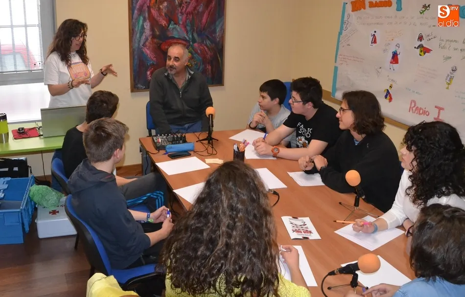 Los jóvenes de Radio i realizan un especial con entrevistas con motivo del Día del Libro  