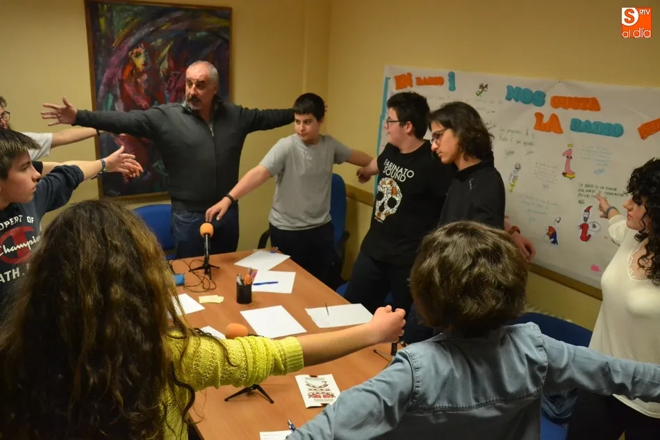 Foto 4 - Los j&oacute;venes de Radio i realizan un especial con entrevistas con motivo del D&iacute;a del Libro  