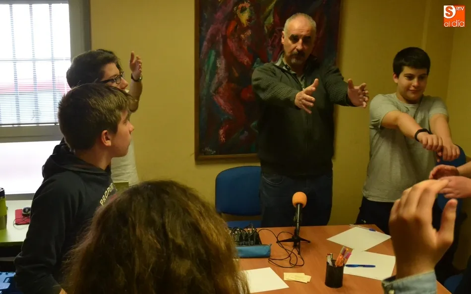 Foto 3 - Los j&oacute;venes de Radio i realizan un especial con entrevistas con motivo del D&iacute;a del Libro  